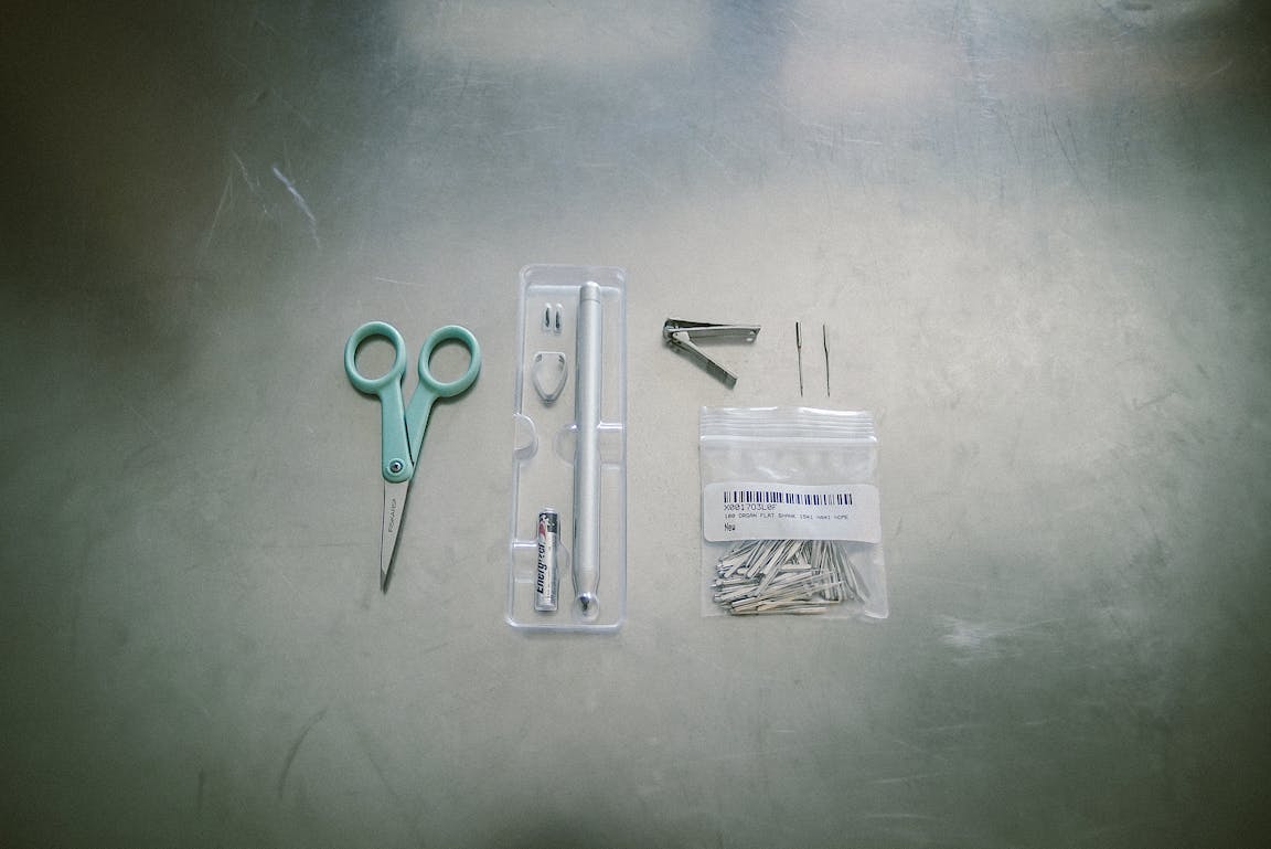 Sewing tools are arranged.